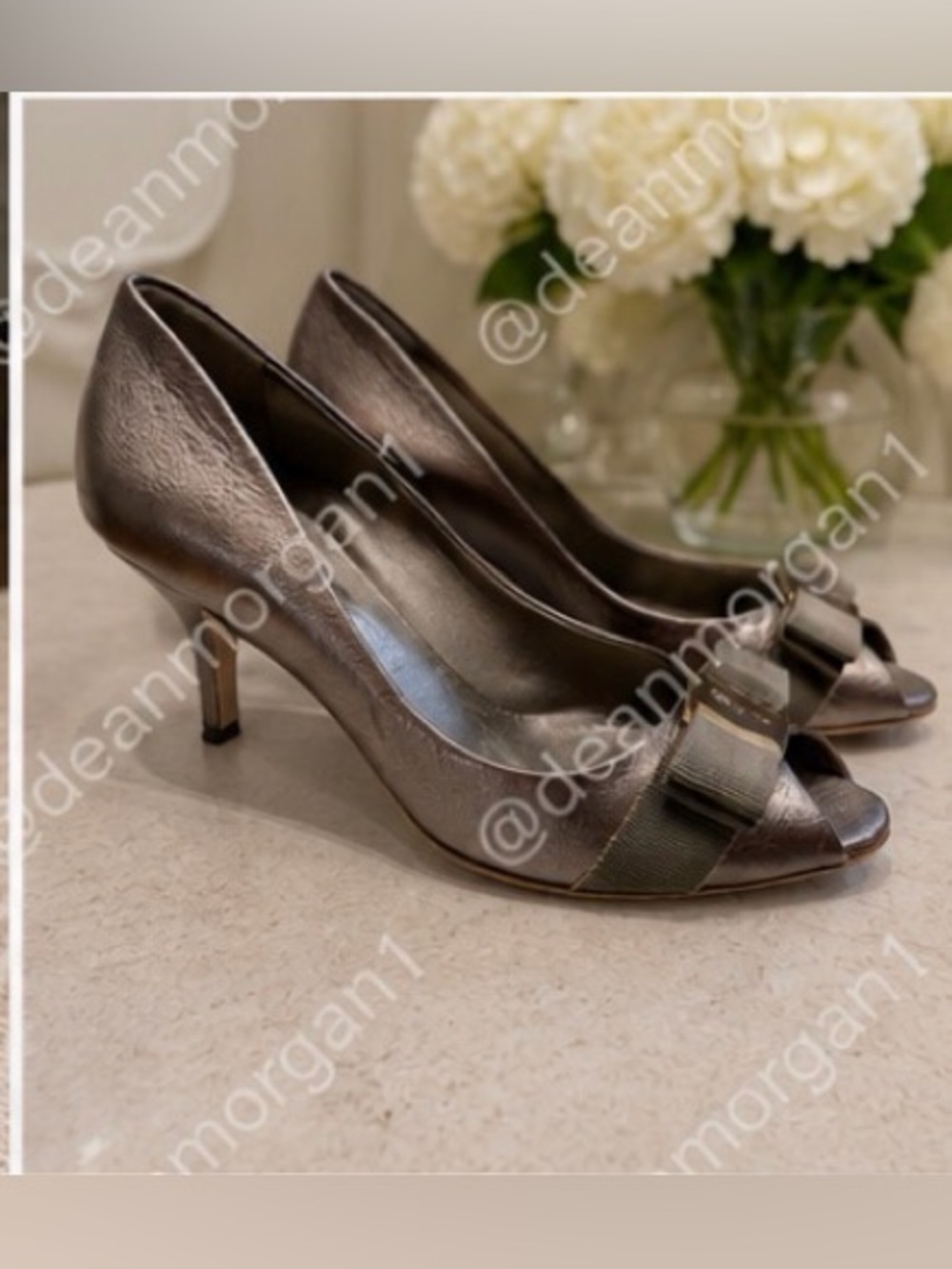 SALVATORE FERRAGAMO RIBES 70
METALLIC BRONZE VARA BOW PEEP
TOE PUMPS 6.5 B - Picture 4 of 15